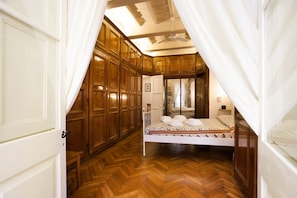 2 bedrooms, iron/ironing board, WiFi