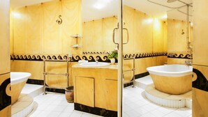 Un bagno con una vasca, un lavandino e una doccia.