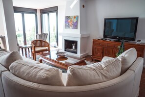 Fernseher, Kamin, Drucker