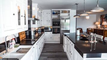 Jääkaappi, mikroaaltouuni, uuni, liesi