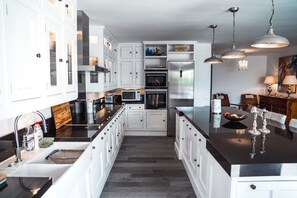 Geladeira, micro-ondas, fogão, cooktop