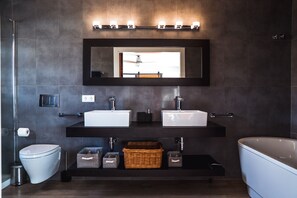 Baignoire, sĂšche-cheveux, serviettes fournies, savon