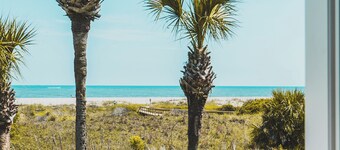 Lovely Oceanfront Townhouse with golf cart and oceanfront pool access