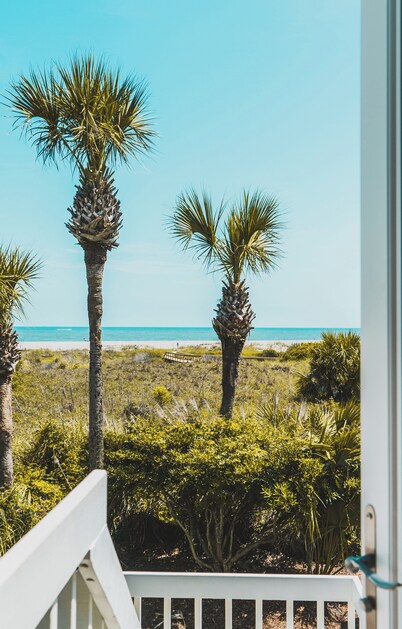 Lovely Oceanfront Townhouse with golf cart and oceanfront pool access