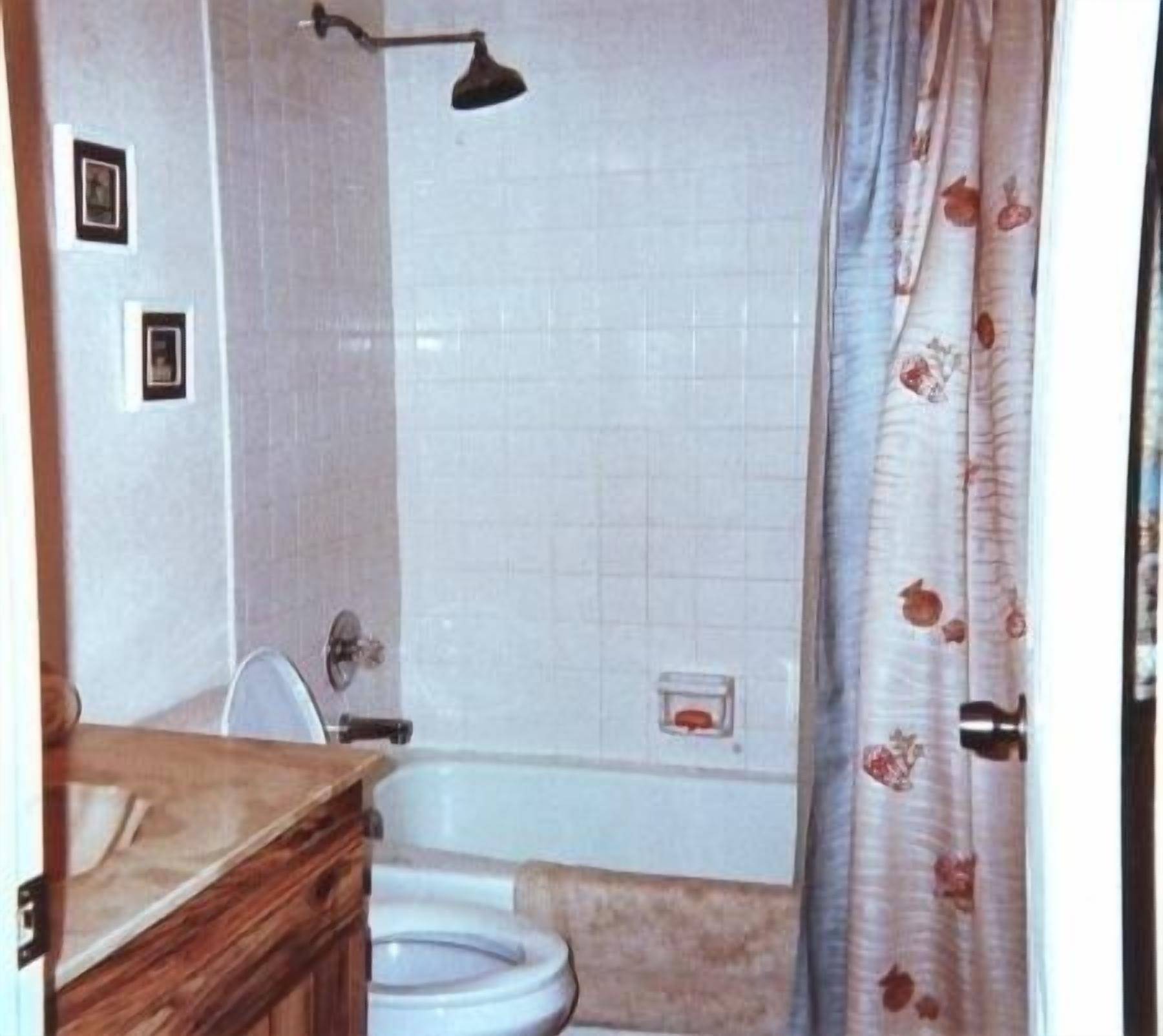 Ein Badezimmer mit Toilette, Waschbecken und Dusche.