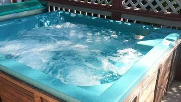 Bain à remous extérieur