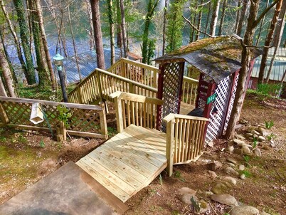 Lakefront Cabin-Close to Dragon-Beautiful Views-Dock-Screen Porch-Hot Tub