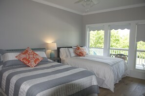 4 bedrooms, iron/ironing board, free WiFi, bed sheets - Southern Comfort Living on Lake Dunlap (New Braunfels)