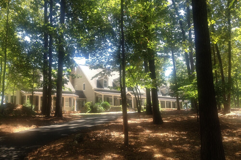 Secluded guest suite-just minutes to dntn Alpharetta/400/Windward.