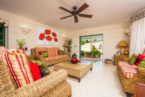 Maison, non-fumeur, vue sur le jardin | Aire de séjour | Téléviseur à écran plat