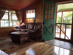 Smart TV, caminetto, biblioteca musicale, impianto stereo