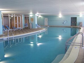 Una piscina cubierta, una piscina al aire libre
