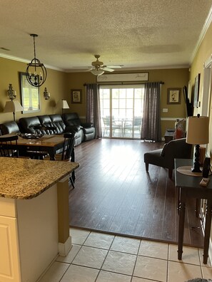 Interior - "Be our guest" Conveniently located in the heart of Myrtle Beach.... (Myrtle Beach)