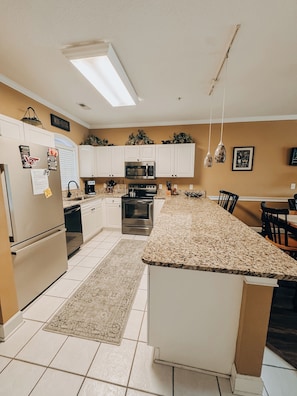 Fridge, microwave, oven, stovetop - 5 minutes to the beach! Cozy 2 King BR 2BA Condo at Myrtlewood Golf Club (Myrtle Beach)