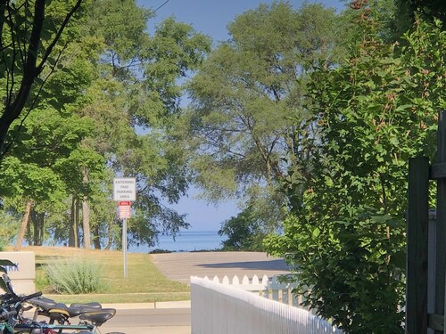1-bedroom cottage steps to Lake Michigan Beach fire pit