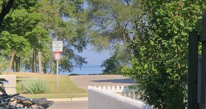 1-bedroom cottage steps to Lake Michigan Beach fire pit