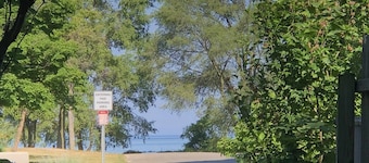 1-bedroom cottage steps to Lake Michigan Beach fire pit