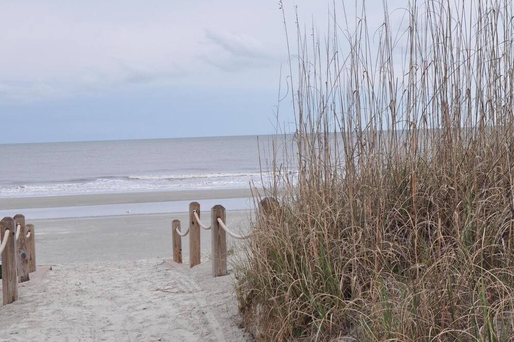 120 THE GREENS - 7 minute walk from beach