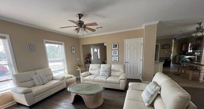 2 min walk to Jenkinson's Beach/Boardwalk. Beautiful, large house for big family