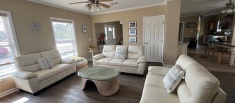2 min walk to Jenkinson's Beach/Boardwalk. Beautiful, large house for big family
