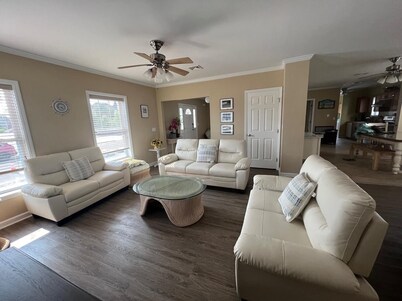 2 min walk to Jenkinson's Beach/Boardwalk. Beautiful, large house for big family