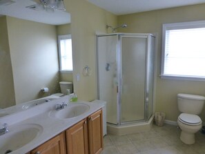 Tina con regadera y secadora de cabello 