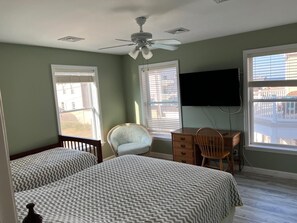 5 slaapkamers, een bureau, een strijkplank/strijkijzer, gratis wifi