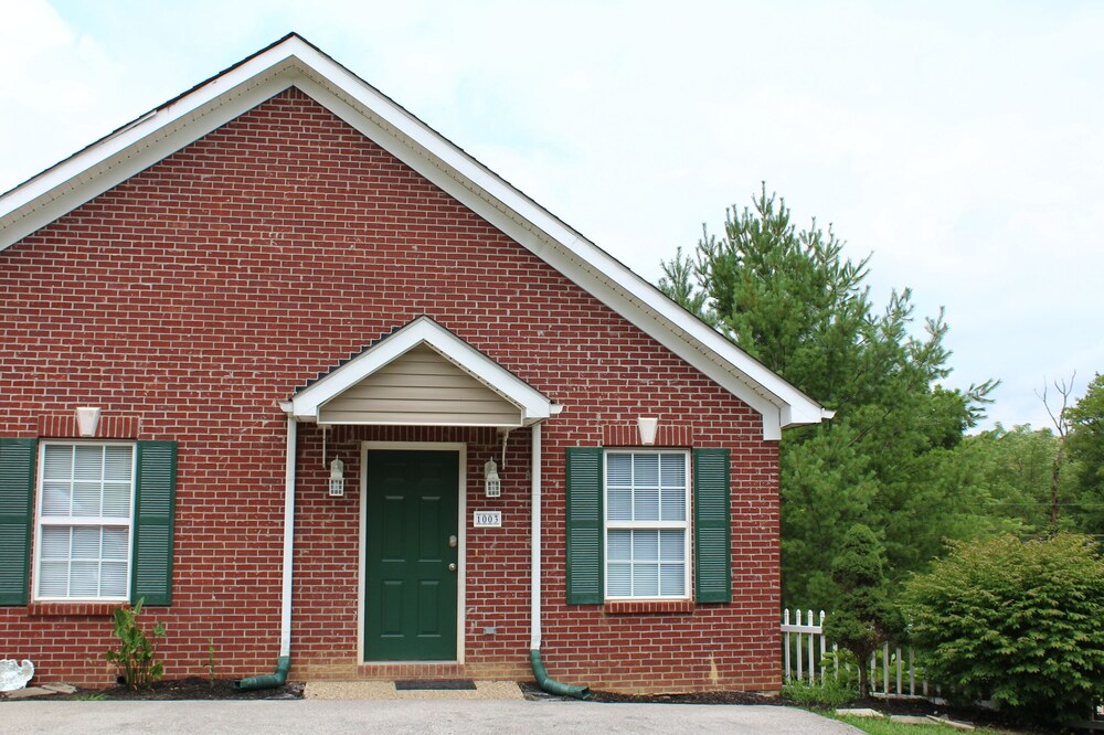 Horses, Bourbon and More .... Shelbyville Condo