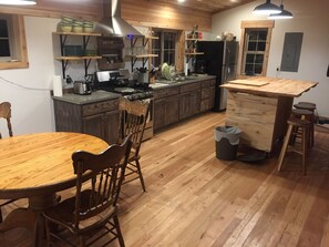 Refrigerador, horno, parrilla de estufa y cafetera y tetera 