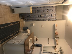 Combined shower/bathtub, hair dryer, towels, soap