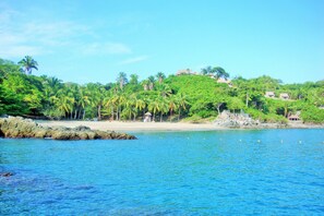 Playa en los alrededores y toallas de playa 