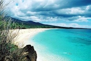 Una spiaggia nelle vicinanze, lettini da mare, teli da spiaggia