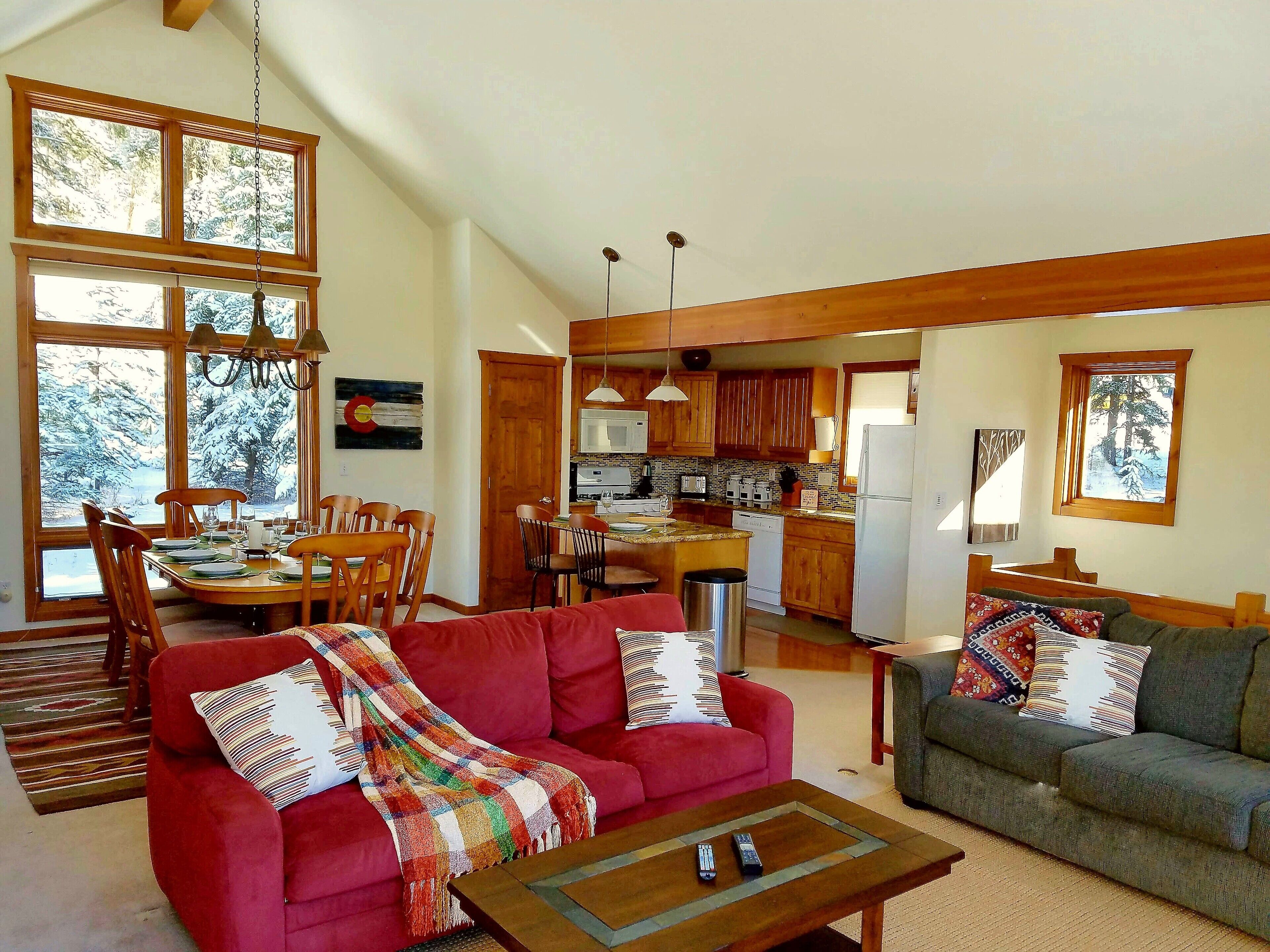 Convenient, Cozy, Scenic 3bd 3.5ba Townhome - Walk to Base, Bus & Fraser River