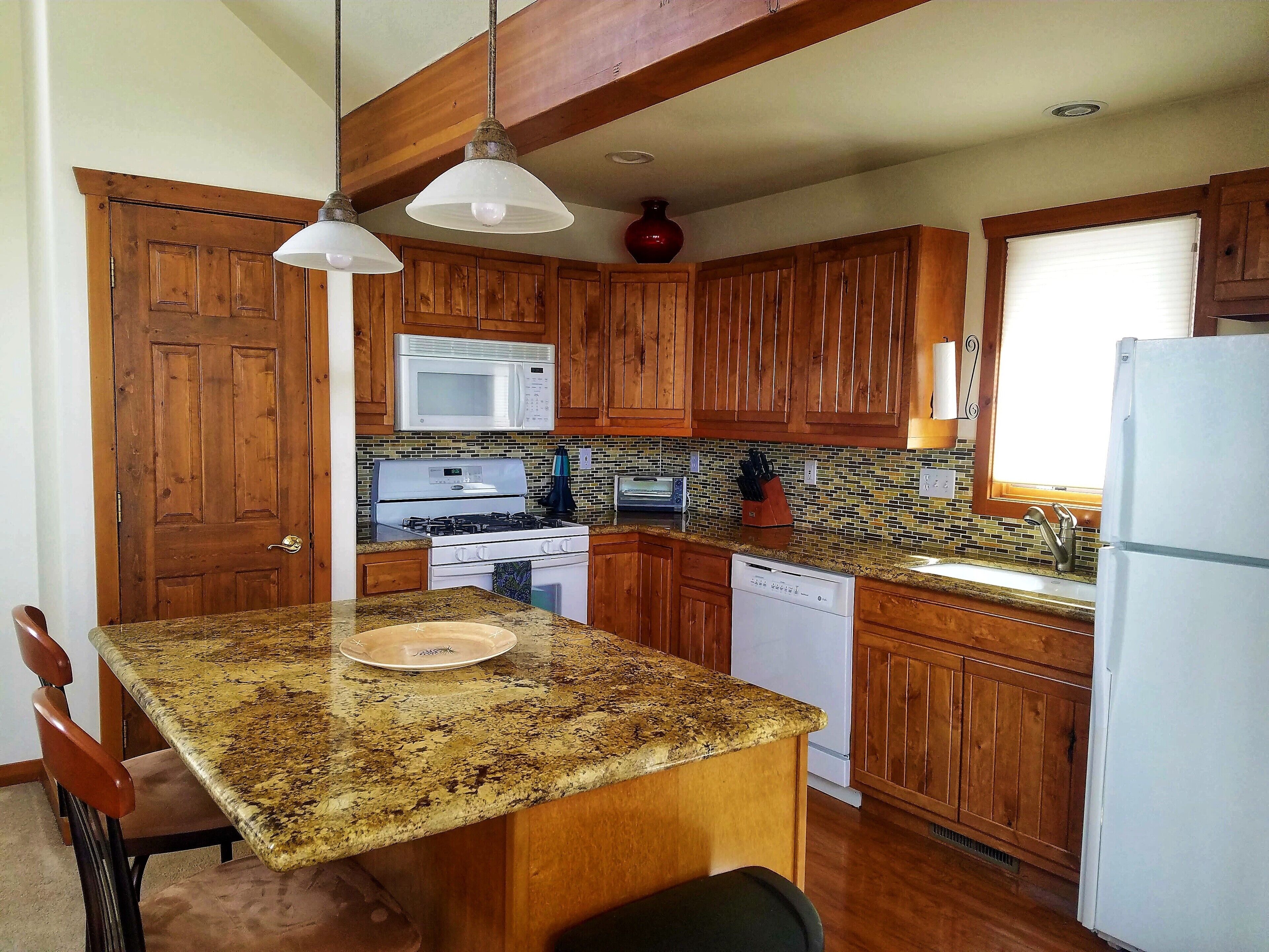 Convenient, Cozy, Scenic 3bd 3.5ba Townhome - Walk to Base, Bus & Fraser River