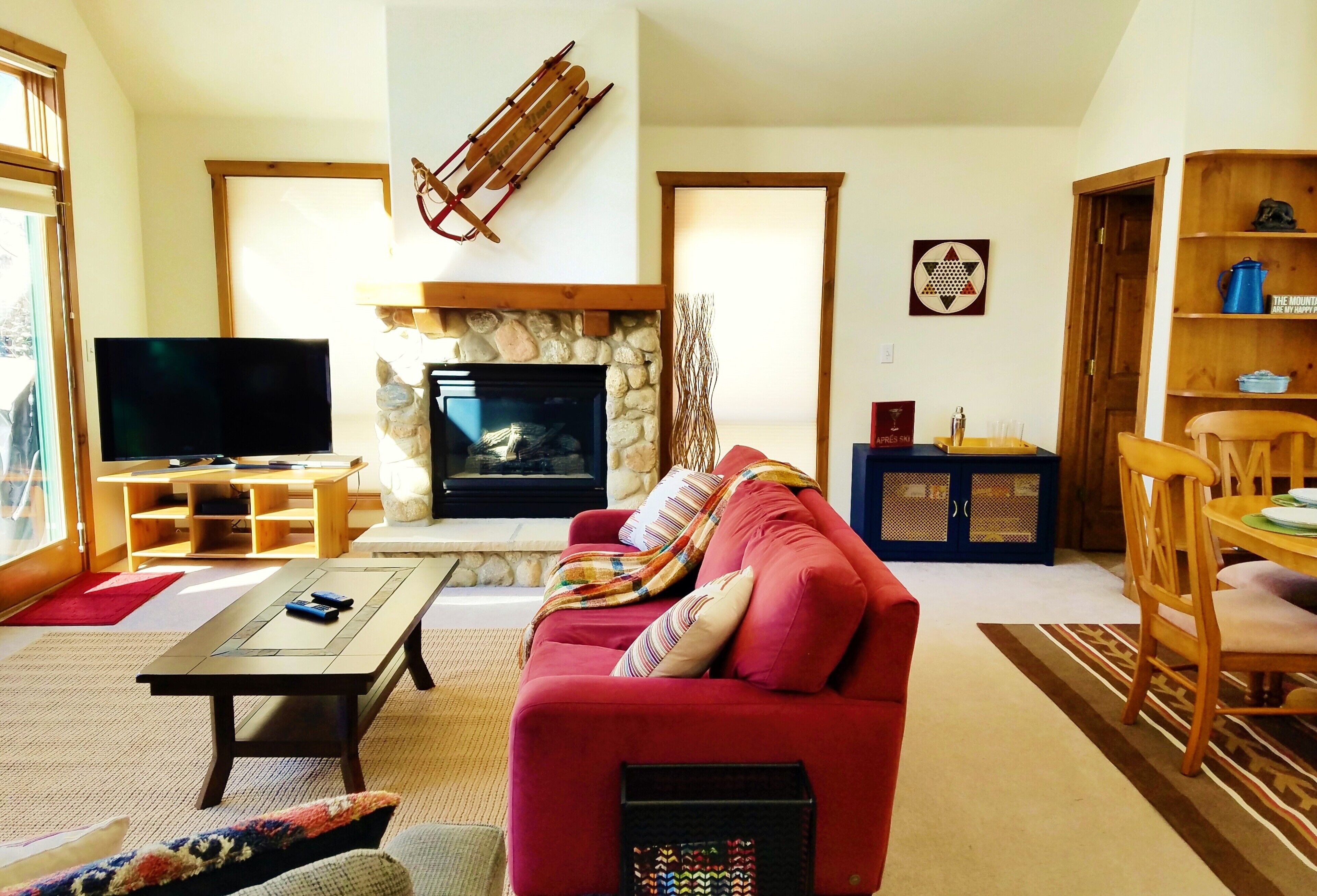 Convenient, Cozy, Scenic 3bd 3.5ba Townhome - Walk to Base, Bus & Fraser River