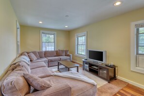 TV - Spacious home with renovated kitchen, large deck, & tennis (Ocean Beach)