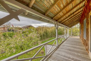 Terrace/patio - Spacious home with renovated kitchen, large deck, & tennis (Ocean Beach)