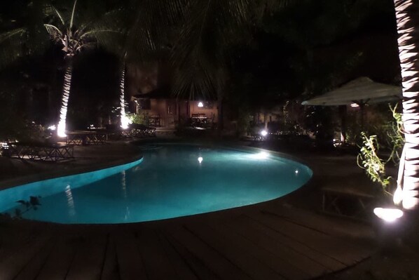 Una piscina al aire libre