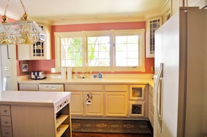 Fridge, microwave, oven, stovetop - Gorgeous BROADMOOR English Tudor ~ Delightful Holiday Home, Hot Tub & Gazebo !! (Colorado Springs)