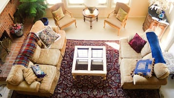 TV, fireplace, DVD player, books