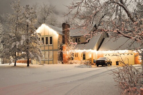 Upea BROADMOOR English Tudor ~ Ihastuttava loma-asunto, poreallas ja huvimaja !!