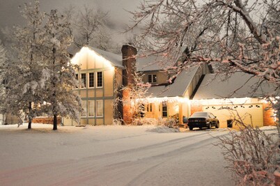 Gorgeous BROADMOOR English Tudor ~ Delightful Holiday Home, Hot Tub & Gazebo !!