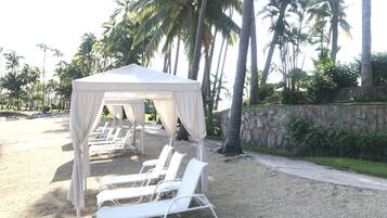 Pantai pribadi, kursi berjemur, payung pantai, dan handuk pantai