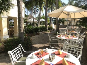 3 restaurants servant le petit déjeuner, le déjeuner et le dîner