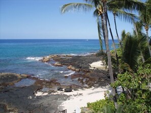 Sun loungers, beach towels - Breathtaking View on Beautiful Sandy Beach Oceanfront  (Kailua-Kona)