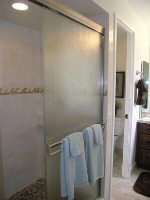 Shower, hair dryer, towels, soap - Breathtaking View on Beautiful Sandy Beach Oceanfront  (Kailua-Kona)
