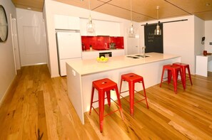 Réfrigérateur, four à micro-ondes, un four, lave-vaisselle