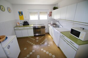 Kühlschrank, Mikrowelle, Herdplatte, Geschirrspüler