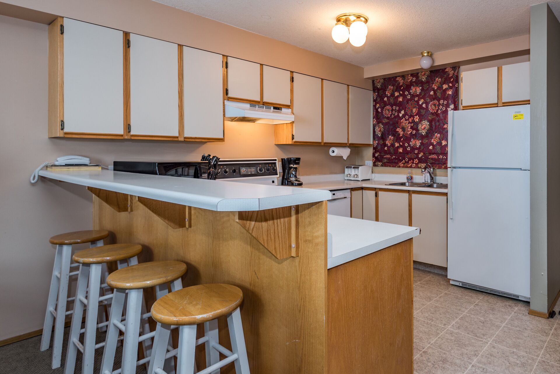 Large Unit in Pinnacles - Ski/Bike right to Door - BBQ, Hot Tub, Pet Friendly!