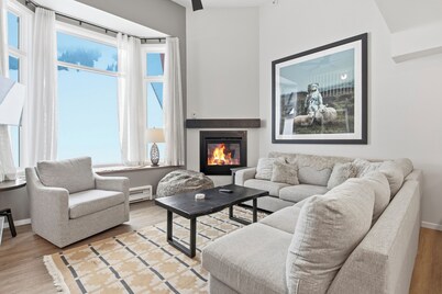 Newly renovated townhouse - ski right to your door, Private hot tub, BBQ